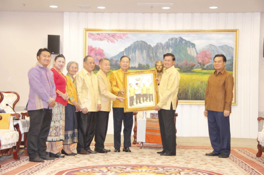 President Thongloun Receives Lao Khaen Association Representatives